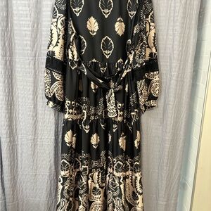 Chic Black and Cream Leaf Patterned Long Sleeve Dress